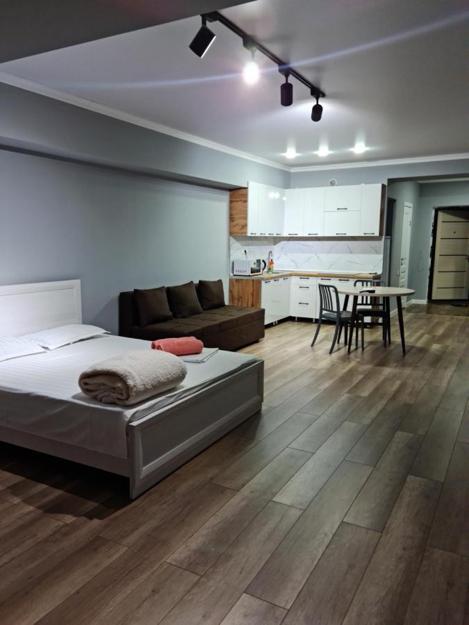 Апартаменты В Центре, В Новом Доме Almatî Exterior foto