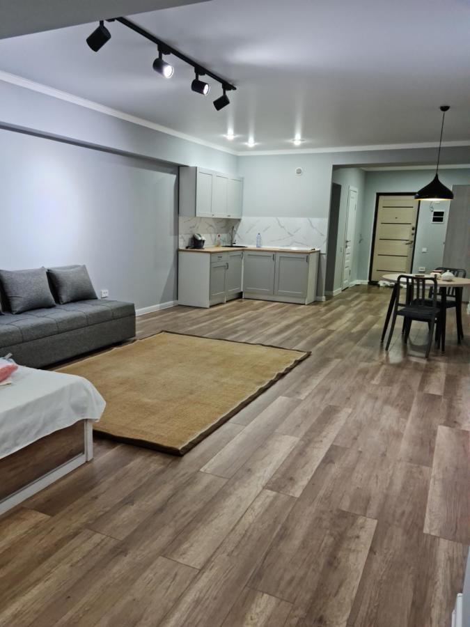 Апартаменты В Центре, В Новом Доме Almatî Exterior foto