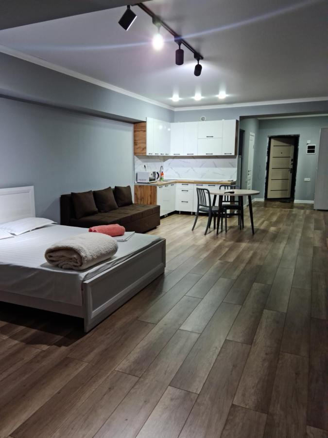 Апартаменты В Центре, В Новом Доме Almatî Exterior foto