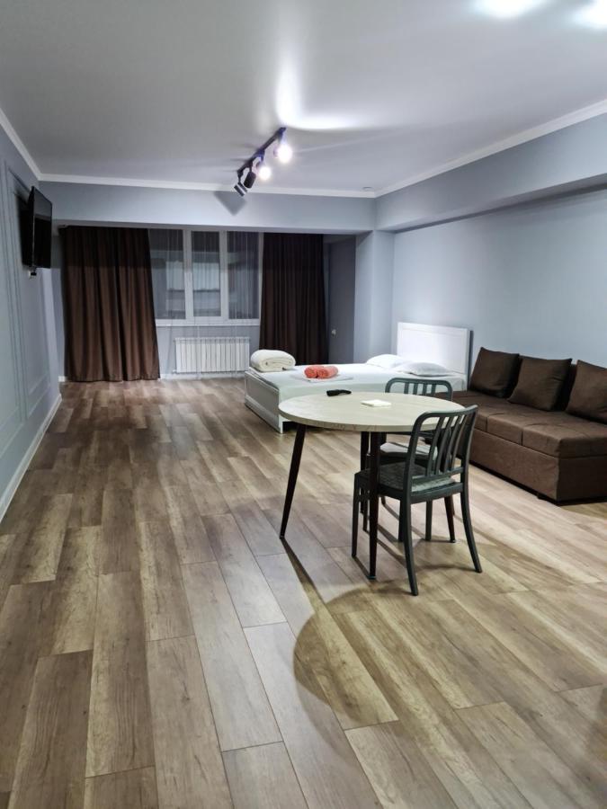 Апартаменты В Центре, В Новом Доме Almatî Exterior foto